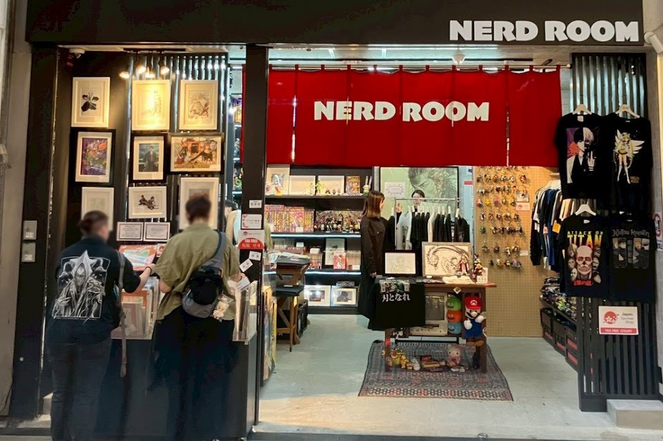NERD ROOMで出会う、難波の貴重なアニメ原画と古着。